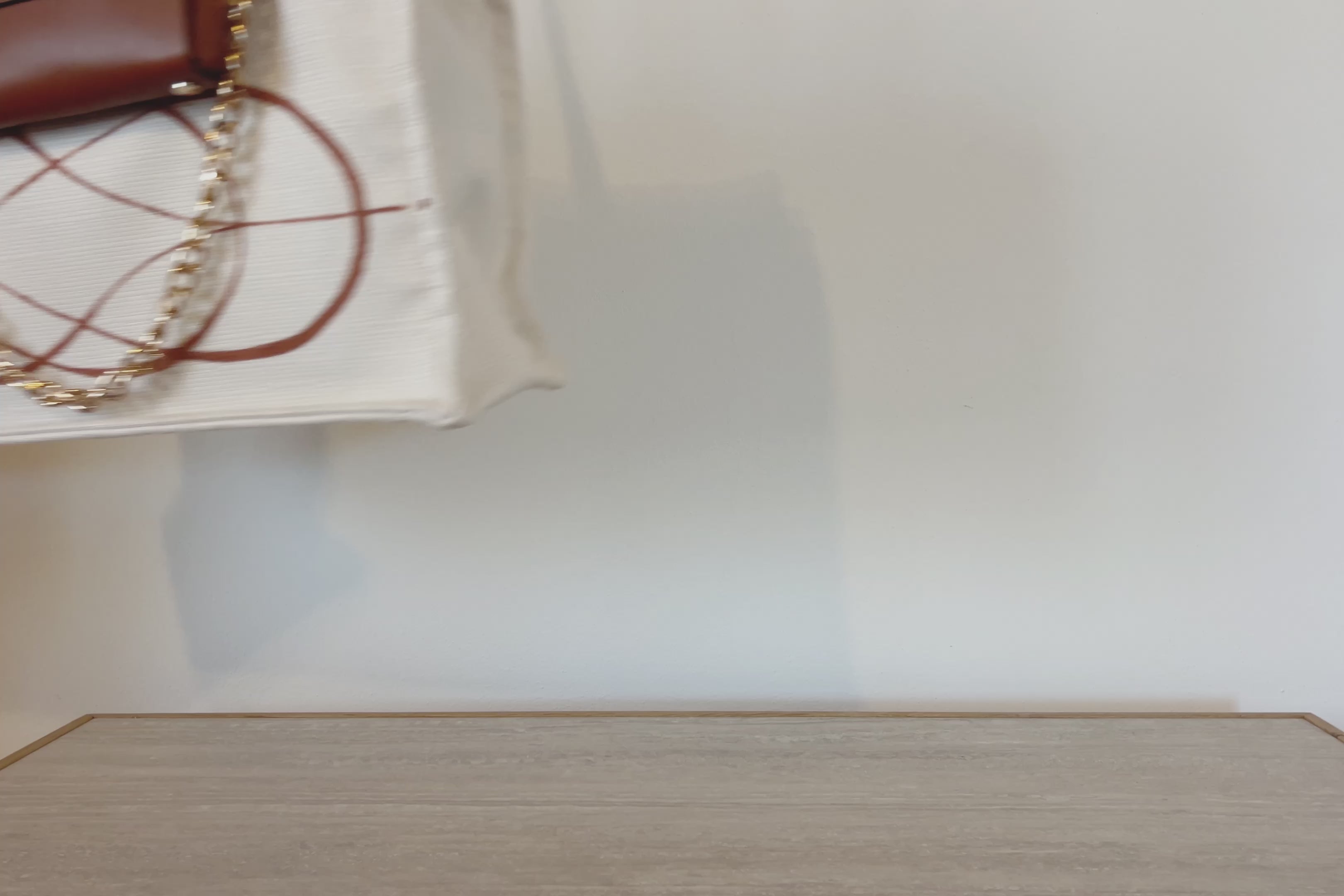 Carica il video: Lady LALUI è una tote bag composta da due borse, la più grande è una comoda tote in resistente canvas di cotone e poliestere, accessoriata di molte tasche e chiusa in testa da una pratica zipper. Dipinti a mano rendono unica ogni borsa. La borsa più piccola è una pochette interamente realizzata in pelle, con una tracolla di catena dorata e si attacca alla borsa grande tramite una semplice chiusura. Ogni borsa è realizzata in Toscana con materiali toscani